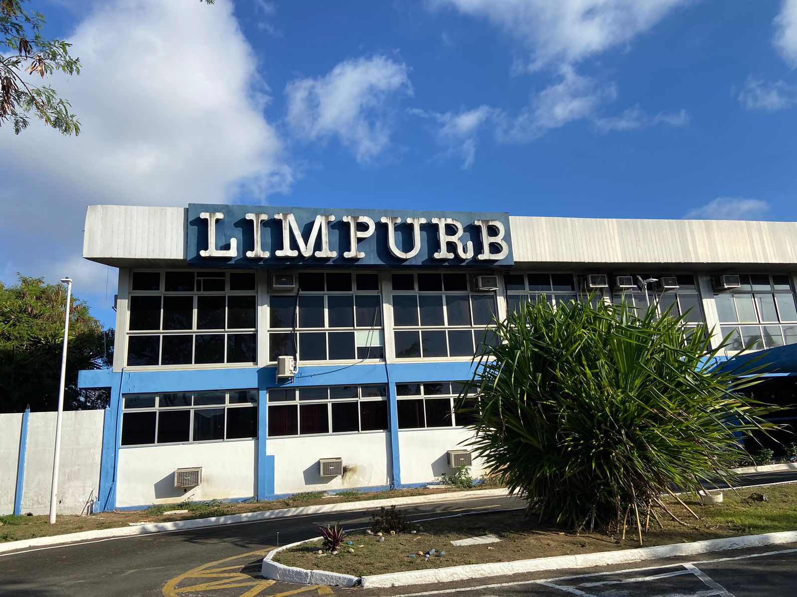 Centro de Arte e Meio Ambiente promove reunião estratégica na LIMPURB para impulsionar a inclusão socioeconômica de catadores em eventos em Salvador